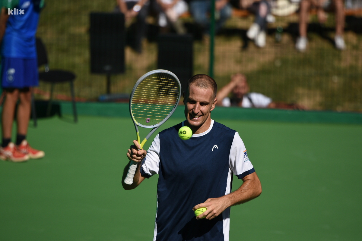 Tennis base 16